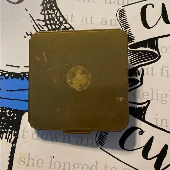 Vintage Compact w/powder - Picture 4 of 4
